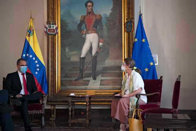  Arreaza (kiri) memaklumkan kepada Brilhante mengenai pengusirannya dari negara itu semasa perjumpaan di Caracas kelmarin. — Gambar AFP