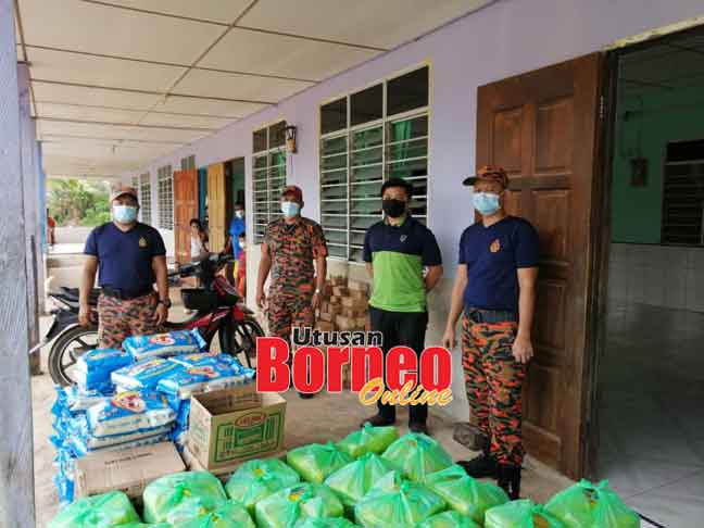  Aktiviti penghantaran bakul makanan kepada penduduk rumah  panjang di Rumah Unsan, Nanga Beduie, Julau oleh JKM dengan kerjasama bomba dan Pejabat Daerah Julau.