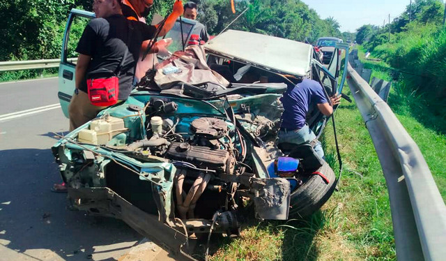 Keadaan kereta dipandu Hafidzan yang terlibat dalam kemalangan ketika memandu kenderaan berkenaan untuk dibawa pulang, kelmarin - Gambar Bernama