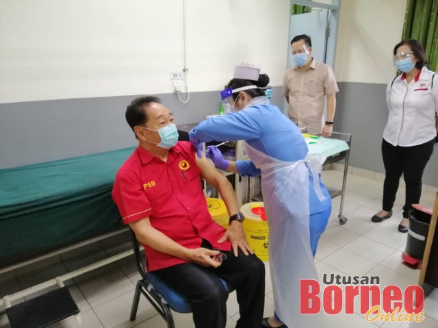 Wong menerima suntikan vaksin COVID-19 di Klinik Kesihatan Lanang, hari ini.