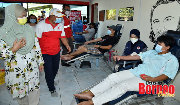  Jahid (dua kiri) mengiringi Juliah (kiri) melawat perderma darah yang lain semasa kempen derma darah itu.