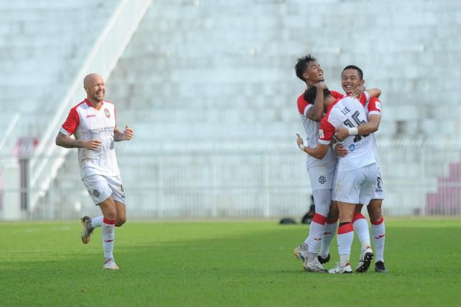 Lee bersama pemain Sarawak United meraikan gol pasukannya ketika bertemu Kelantan FC di Stadium Muhammad IV, Kota Bharu.