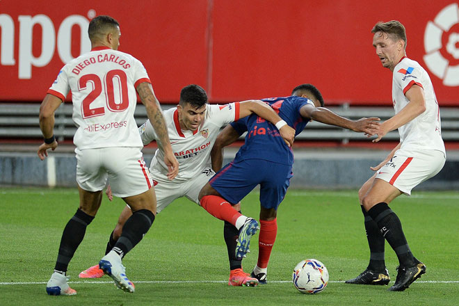  Acuna (dua kiri) bersaing dengan pemain tengah Atletico Madrid Thomas Lemar (dua kiri) pada perlawanan La Liga Sepanyol di antara Sevilla FC dan Club Atletico de Madrid di stadium Ramon Sanchez Pizjuan di Seville, kelmarin — Gambar AFP