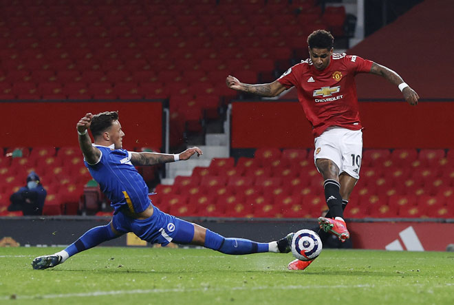  Rashford (kanan) menjaringkan gol pada perlawanan Liga Perdana Inggeris di antara Manchester United dan Brighton and Hove Albion di Old Trafford di Manchester, kelmarin. — Gambar AFP