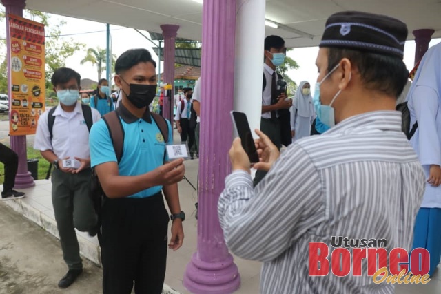 Pelajar turut disediakan kod QR masing-masing yang akan diimbas oleh guru sebelum dibenarkan masuk ke kelas mereka.