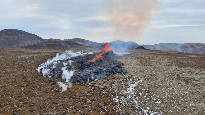  Gambar serahan Jabatan Perlindungan Awam dan Pengurusan Kecemasan Iceland menunjukkan lahar mengalir dari rekahan baharu berhampiran Grindavik kelmarin.  — Gambar AFP