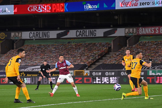  Pablo (tengah) menjaringkan gol kedua buat pasukannya pada perlawanan Liga Perdana Inggeris di antara  Wolverhampton Wanderers dan West Ham United di stadium Molineux di Wolverhampton, kelmarin. — Gambar AFP