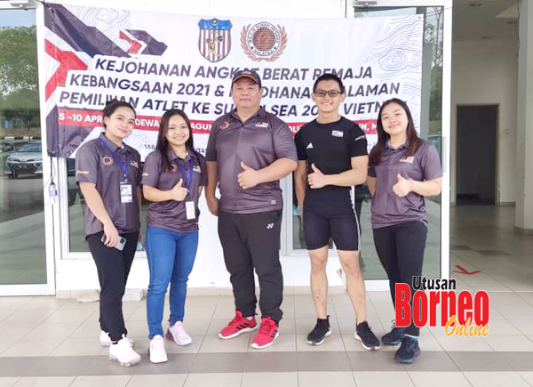  Atlet angkat berat Sabah yang bertanding di Melaka bersama jurulatih angkat berat pelapis kebangsaan, Nicholas Wong (tengah) yang juga bekas atlet Sabah.