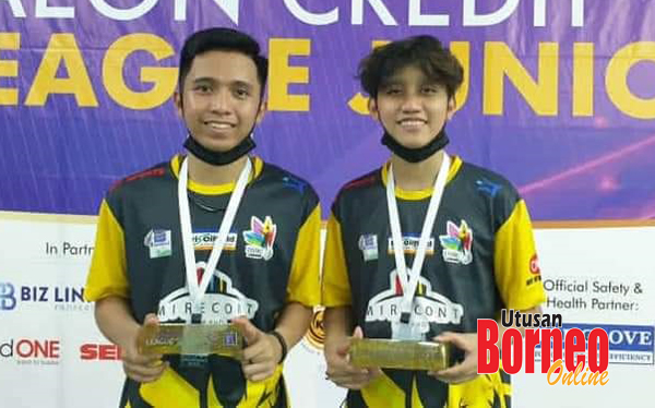  Aguwell (kiri) dan Carlester bersama hadiah juara Beregu Lalaki Bawah 15 Tahun Kejohanan AEON Cerdit Purple Leauge Junior 2020.