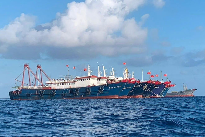  Gambar diambil pada 31 Mac lalu oleh pihak berkuasa Filipina menunjukkan kapal China di Terumbu Whitsun, 320 kilometer barat Pulau Palawan di Laut China Selatan. — Gambar AFP