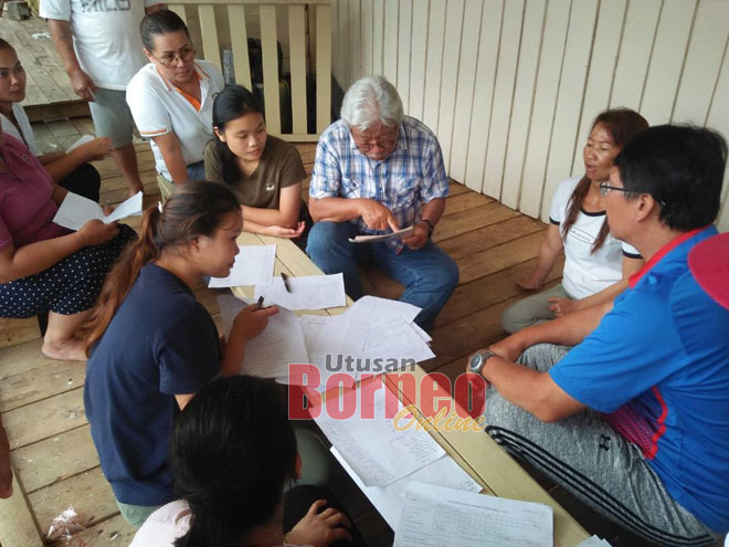  Masing beratika setikipit sekula siku nembiak di Long Singut seraya disempulang Pemesai Pelilih Menua Bukit Mabong, Douglas Pungga.