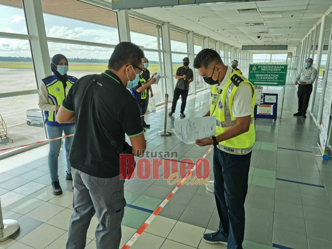  Pemesai enggau raban polis meresa dokumen orang ti tama ke Bintulu ngena penerebai domestik ba Padang Bilun Bintulu.