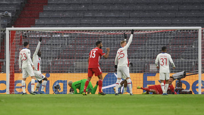  Sebahagian daripada babak-babak aksi perlawanan suku akhir pertama Liga Juara-Juara di antara Bayern Munich dan PSG di Munich. — Gambar AFP
