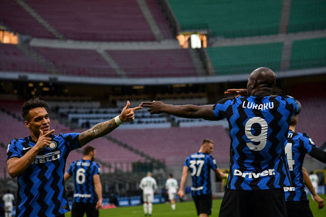  Lukaku (kanan) meraikan gol jaringannya dengan rakan sepasukan Lautaro Martinez  pada perlawanan Serie A Itali di antara Inter Milan dan Sassuolo di Stadium San Siro, Milan. — Gambar AFP