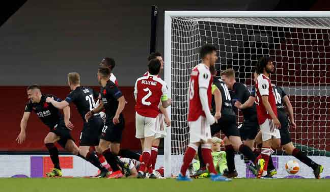  Sebahagian daripada babak-babak aksi perlawanan suku akhir pertama Liga Europa di antara Arsenal dan Slavia Prague di Stadium Emirates di London. — Gambar AFP