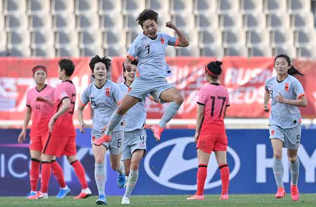  Pemain China, Wang Shuang (tengah) meraikan gol jaringannya pada perlawanan kelayakan pertama Olimpik Tokyo 2020 menentang Korea Selatan di Goyang. — Gambar AFP