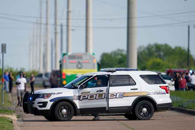  Anggota polis menyekat jalan berhampiran tempat kejadian tembakan di Bryan, Texas kelmarin. — Gambar AFP