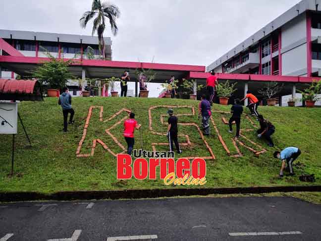  Ulah ti ulih bekerejasama enggau pangan diri ti nyadi entara juluk nga-tur program Greenery Day kena ngemanahka rampa menua di Kolej Sri Rajang.