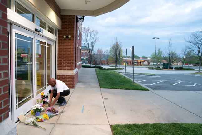  Seorang lelaki menyusun barang di memorial di luar ‘Riverview Family Medicine and  Urgent Care’ selepas kejadian tembakan yang meragut lima nyawa di Carolina Selatan. — Gambar AFP