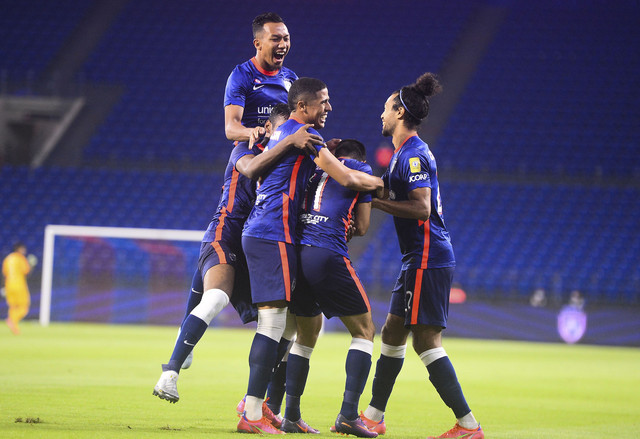 Pemain JDT bersorak selepas menjaringkan gol ketiga ketika menentang PJ City FC dalam saingan Liga Super di Stadium Sultan Ibrahim Iskandar Puteri malam tadi. - Gambar Bernama 