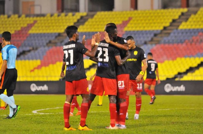 Para pemain Sarawak United meraikan gol pasukan mereka. - Gambar ihsan Sarawak United