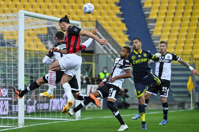  Aksi perlawanan Serie A Itali di antara Parma dan AC Milan yang berlangsung di Stadium Ennio-Tardini di Parma. — Gambar AFP