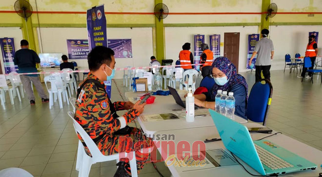  Petugas membuat beberapa pengesahan sebelum suntikan vaksin diberikan kepada penerima.