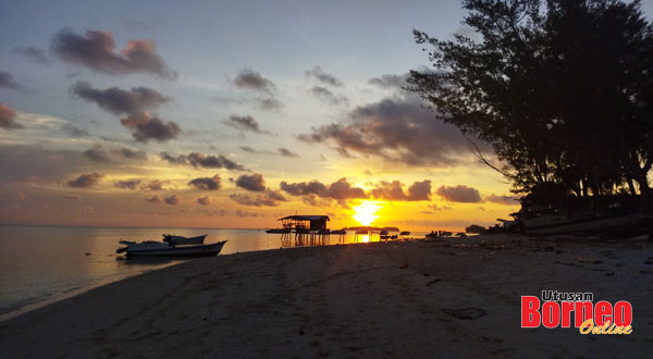  Suasana pemandangan matahari terbenam yang indah di Pulau Mantanani.