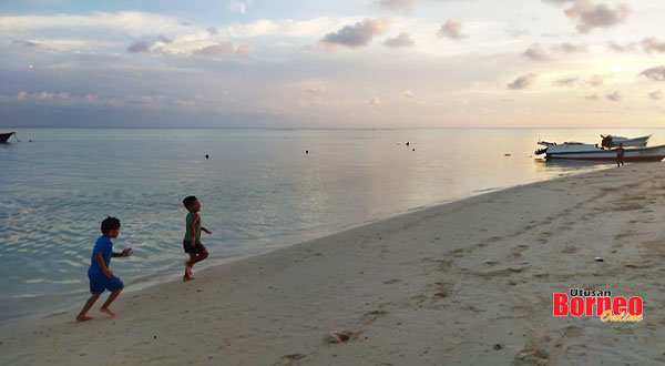  Anak-anak Pulau Mantanani riang bermain memeriahkan suasana petang di pulau itu.