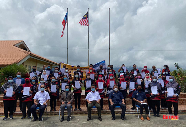 Joachim (duduk tengah) merakamkan gambar kenangan bersama para peserta kursus