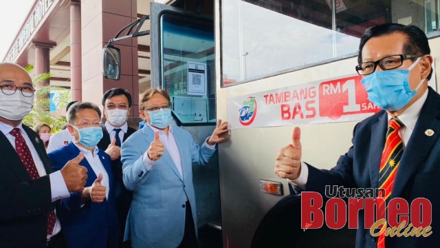 Abang Johari (tiga kiri) bersama Lee (kanan) Dr Sim (dua kiri) dan Yii menunjukkan tanda bagus selepas melekatkan pelekat Bas Pintar di salah sebuah bas awam sempena pelancaran Bandar raya Pintar Miri hari ini.