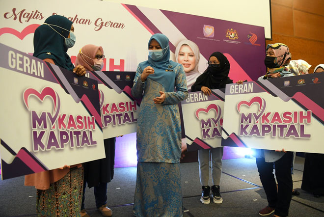  Rina (tengah) beramah mesra bersama para penerima geran pada Majlis Penyerahan Geran MyKasih Kapital di sebuah hotel di Sepang, semalam. — Gambar Bernama