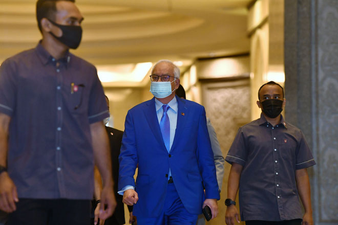  Najib (tengah) tiba di Mahkamah Rayuan semalam bagi pendengaran rayuannya terhadap sabitan salah dan hukuman penjara 12 tahun serta denda RM210 juta atas penyelewengan dana SRC International berjumlah RM42 juta. — Gambar Bernama