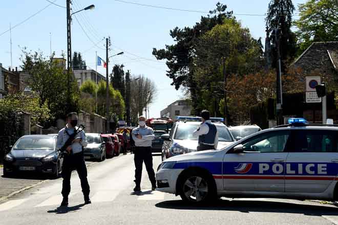  Anggota polis kelihatan berkawal berdekatan balai polis di Rambouillet, barat daya Paris kelmarin selepas seorang wanita ditikam mati. — Gambar AFP