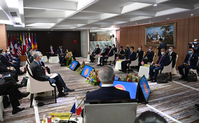 Muhyiddin hadir pada pertemuan Khas Pemimpin-pemimpin ASEAN berhubung krisis di Myanmar, dipengerusikan Sultan Brunei Sultan Hassanal Bolkiah di Sekretariat ASEAN hari ini. Turut hadir, Menteri Luar Malaysia Datuk Seri Hishammuddin Tun Hussein (belakang, dua, kanan). - Gambar Bernama
