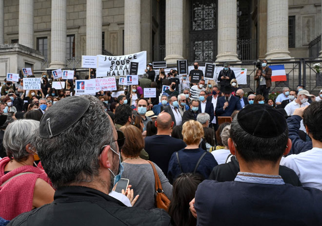  Penunjuk perasaan protes di hadapan mahkamah di Lyon, selatan-tengah Perancis bagi membantah keputusan Mahkamah Agung Perancis untuk tidak mendakwa Traore. — Gambar AFP