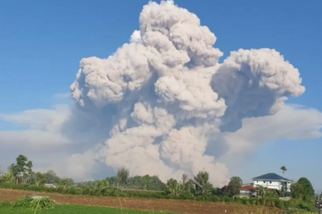 Gunung Sinabung yang di Sumatera Utara Indonesia meletus dengan memuntahkan abu tebal setinggi 1,000 meter - Gambar Antara News