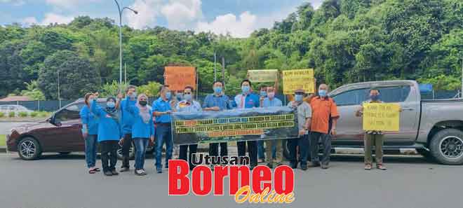  Dennis (mua, empat kanan), Roland (lima kanan), Dr Teo (enam kanan) enggau kaban PKR ke bukai, mandangka banner enda setuju enggau peminta Garry minta nyukat tanah peranak di Long Terawan.