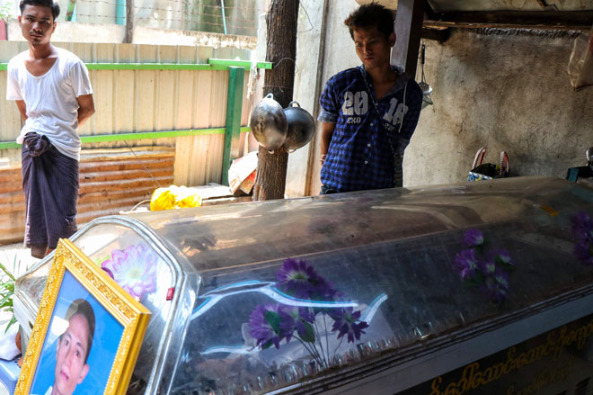  Ahli keluarga memandang sayu pada keranda Zaw Shine, pemilik gerai teh, yang maut selepas ditembak di dada di tengah-tengah ketegangan antara penunjuk perasaan dan anggota pasukan keselamatan di Mandalay, kelmarin. — Gambar AFP
