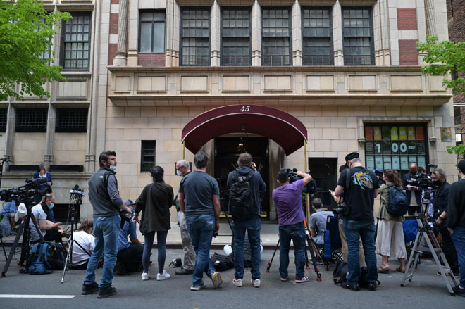  Anggota media berhimpun di luar sebuah bangunan ketika para penyiasat menggeledah kediaman Giuliani di New York kelmarin. — Gambar AFP