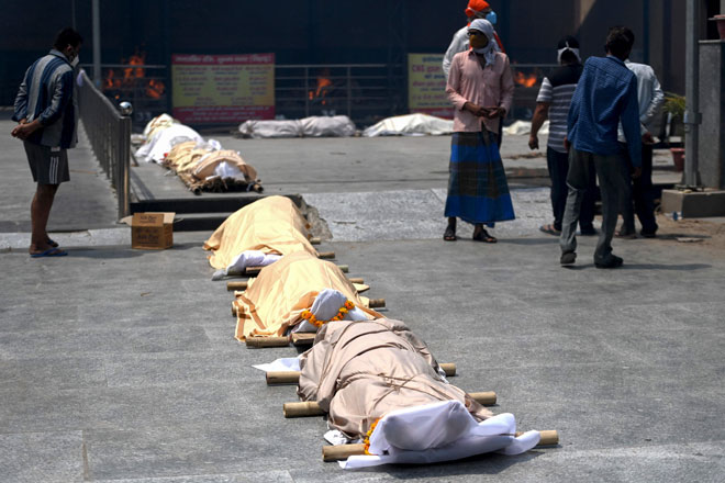  Mayat beberapa pesakit COVID-19 dilihat di sebuah kawasan pembakaran mayat di New Delhi, kelmarin. — Gambar AFP