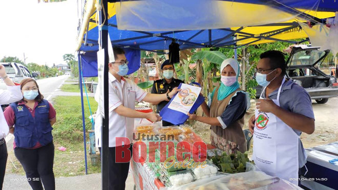  Dr Emmanuel Joseph nyuaka brosur enggau garis lalau bekaul pemeresi sereta pengelikun pemakai ti disediaka ari rumah ngagai bala pedagang ti diperesa sida.