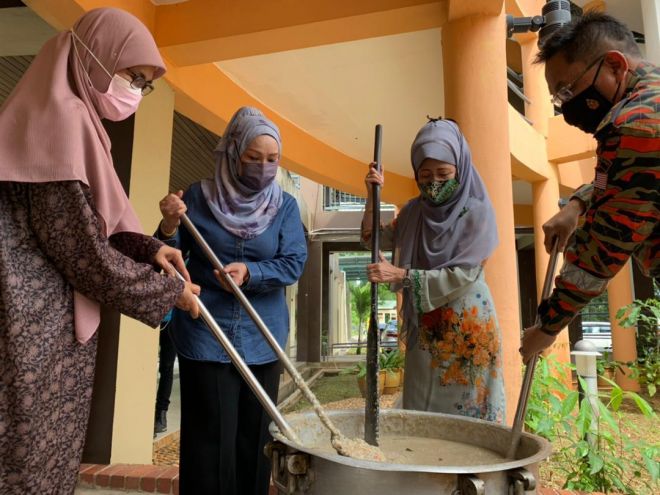 Fatimah turut serta dalam aktiviti memasak bubur lambuk di ibu pejabat Jabatan Kebajikan Masyarakat Sarawak, hari ini.