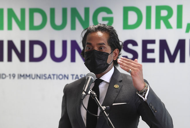  Khairy ketika sidang media mengenai perkembangan Program Imunisasi COVID-19 Kebangsaan selepas mesyuarat Jawatankuasa Khas Jaminan Akses Bekalan Vaksin COVID-19 di Putrajaya, semalam.  — Gambar Bernama