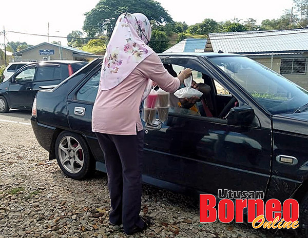  Pek juadah berbuka turut diagihkan secara pandu lalu kepada penduduk di lokasi.