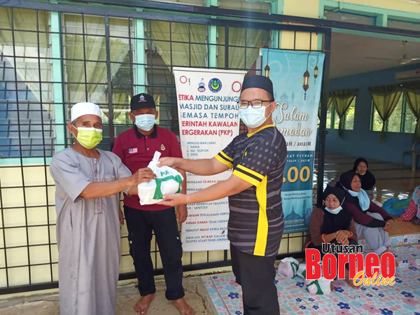  Sesi agihan bubur lambuk kepada penduduk kampung.