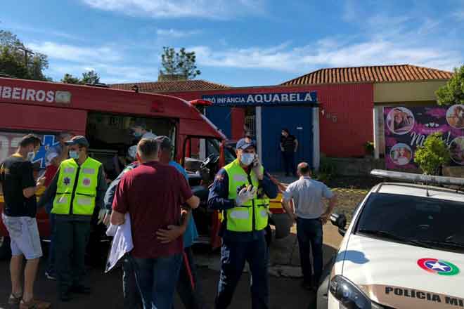  Gambar serahan akhbar Brazil Imprensa do Povo menunjukkan orang ramai dan pihak berkuasa tempatan berkumpul di luar Aquarela Daycare School di Saudades selepas seorang remaja bersenjatakan pisau membunuh tiga kanak-kanak dan dua kakitangan di pusat asuhan itu. — Gambar AFP