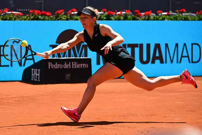  Aksi Halep semasa menentang Mertens dalam Kejohanan Terbuka Madrid di Caja Magica di Madrid. — Gambar AFP