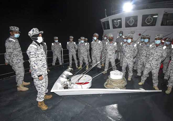  Khairun Dalilah (dua kiri) memberi taklimat kepada anggota Agensi Penguatkuasaan Maritim Malaysia (APMM) Kelantan di atas kapal KM Amanah pada Ops Khas Pagar Laut di Perairan Kelantan dekat Pasir Puteh, semalam. — Gambar Bernama