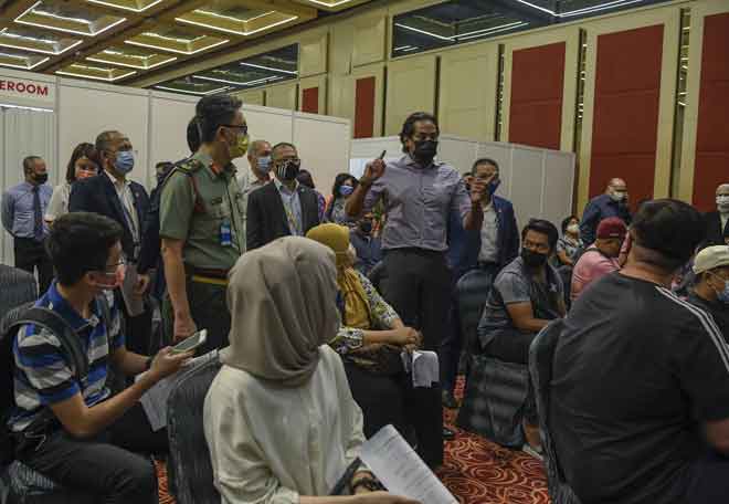  Khairy ketika membuat lawatan di Pusat Pemberian Vaksin AstraZeneca di Pusat Dagangan Dunia Kuala Lumpur (WTCKL), Kuala Lumpur senmalam. — Gambar Bernama